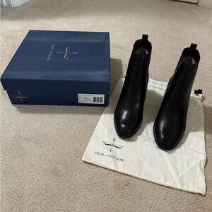 Pour La Victoire Leather Booties, 7, NIB